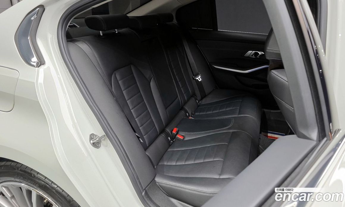 BMW 3-Series i320 Luxury